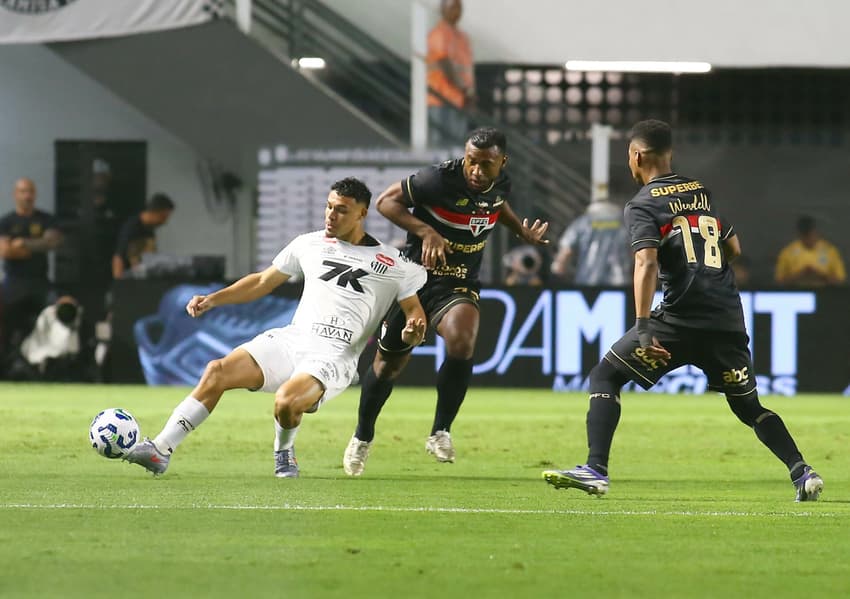 Santos e São Paulo atuaram na Vila Belmiro no mês passado pelo Brasileirão. (Foto: Mauricio De Souza/AGIF)