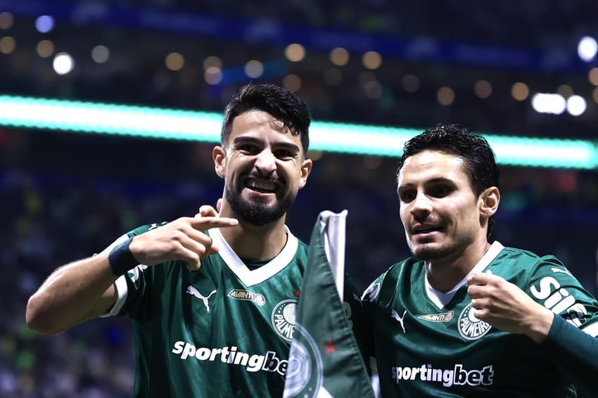 Flaco Lópes e Raphael Veiga comemoram gol do Palmeiras sobre o Vasco (Foto: Marcello Zambrana/AGIF)