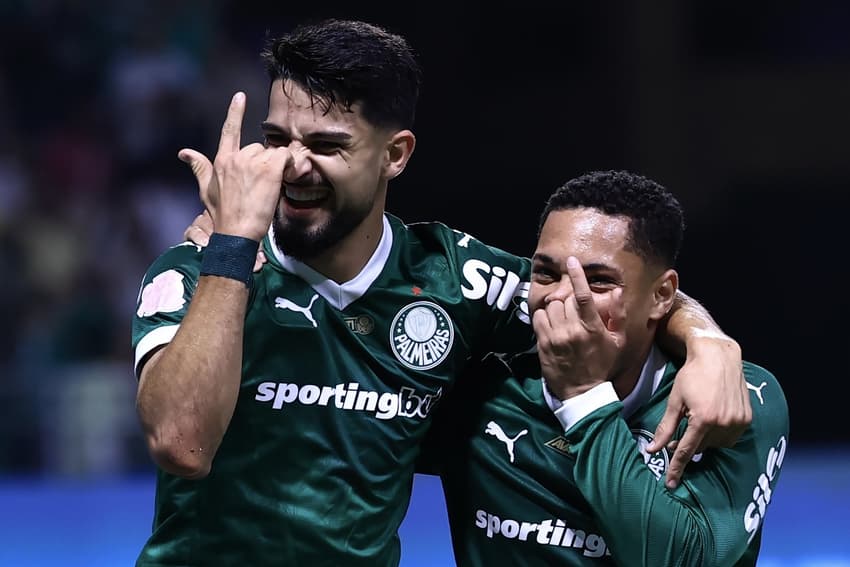 Flaco López e Vitor Roque, atacantes do Palmeiras, comemoram gol marcado