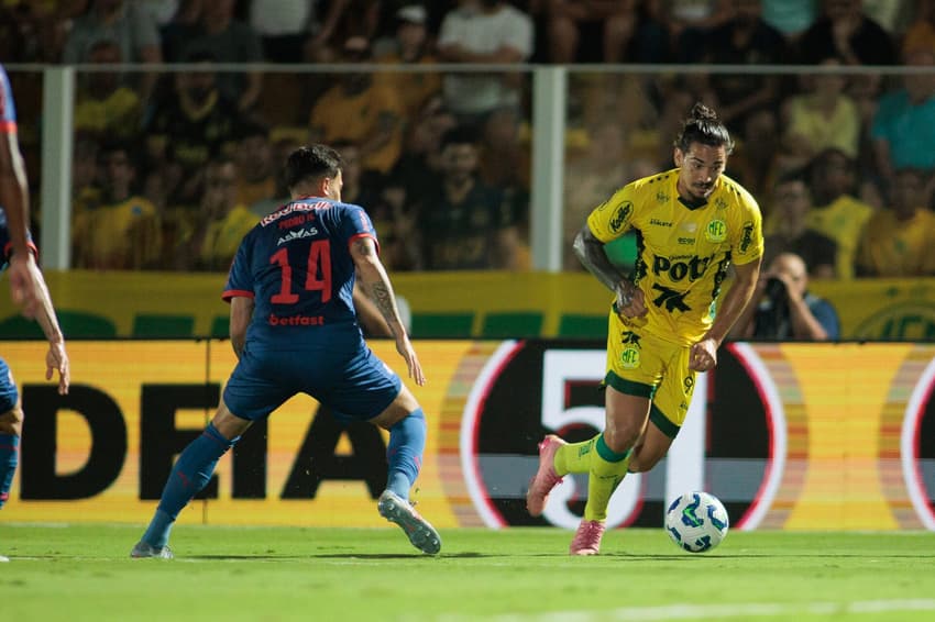 Francisco da Costa em Mirassol x Bragantino (Foto: Vinicius Silva/AGIF)