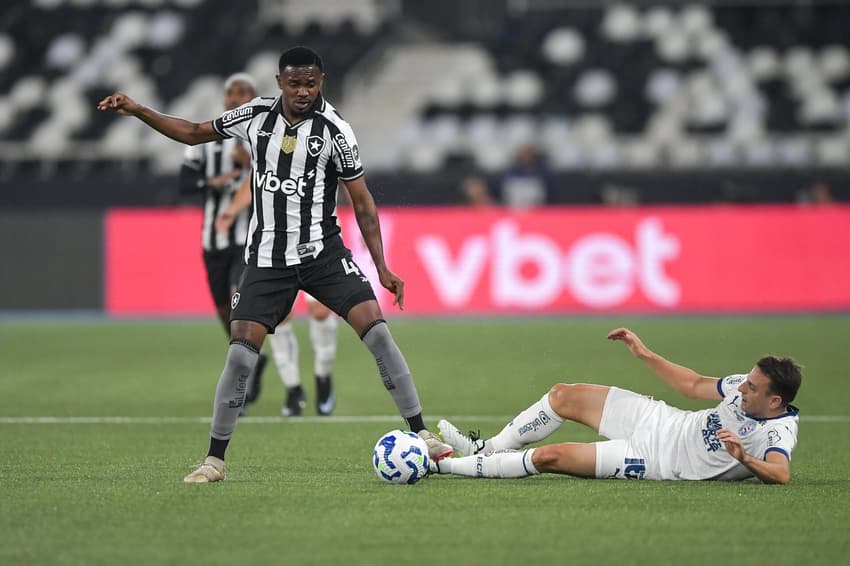 Jeffinho e Arias disputam bola em Botafogo x Bahia (Foto: Thiago Ribeiro/AGIF)