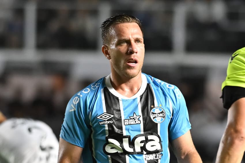 Arthur é peça importante no time do Grêmio (Foto: Jota Erre/AGIF)