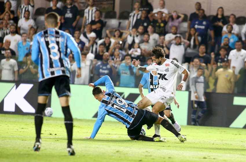 Santos e Grêmio se enfrentam na Vila Belmiro. (Foto: Mauricio De Souza/AGIF)