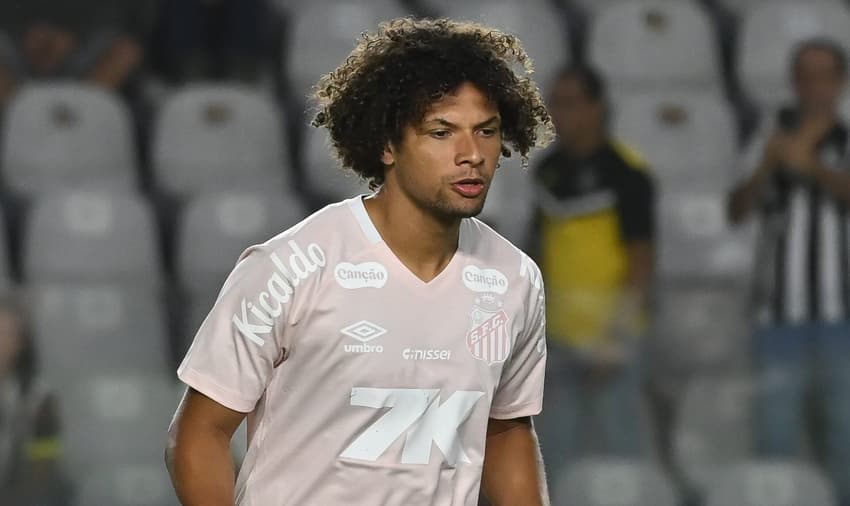 Willlian Arão será titular pela primeira vez com a camisa do Santos. (Foto: Jota Erre/AGIF)