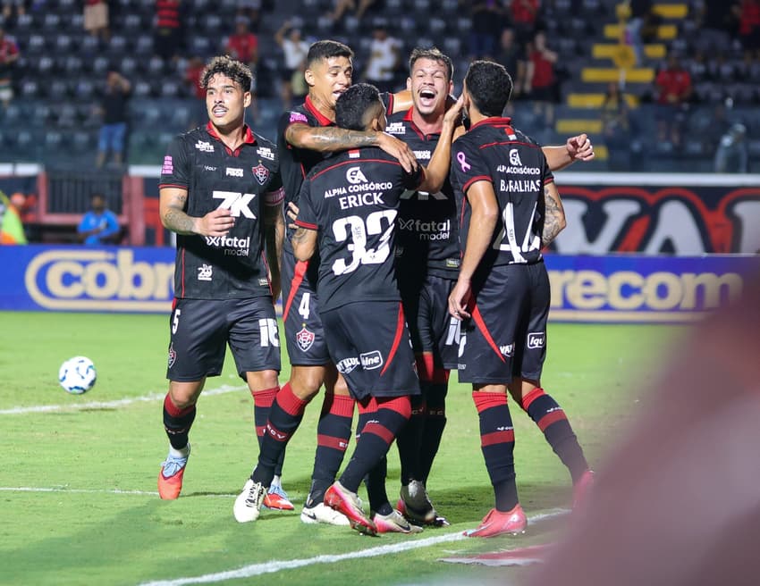 Jogadores do Vitória comemoram gol de Zé Marcos contra o Ceará (Foto: Marcio Jose/AGIF)