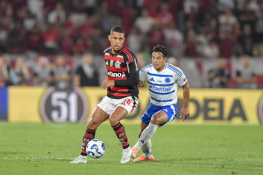 Samuel Lino em ação em Flamengo x Cruzeiro (Foto: Thiago Ribeiro/AGIF)