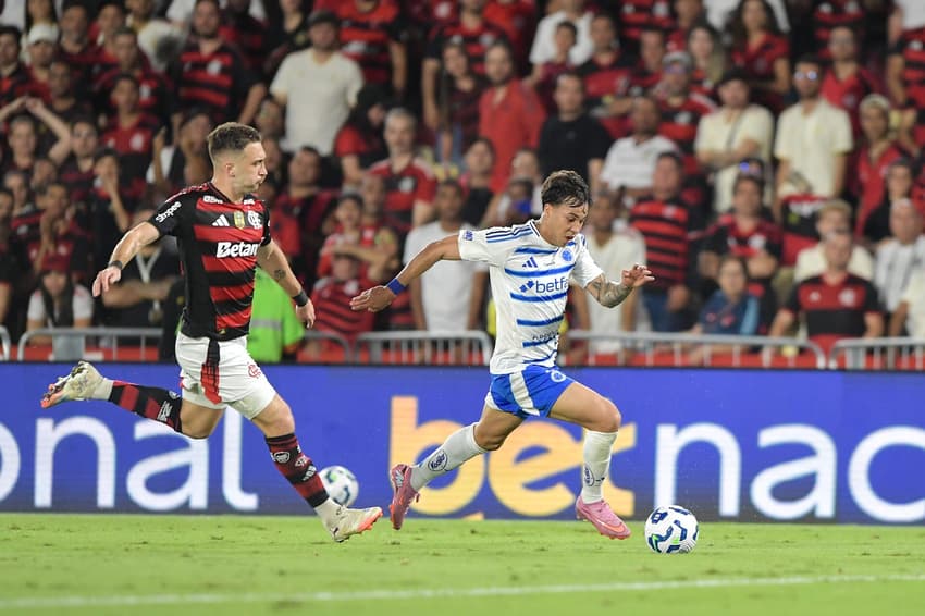 Kaio Jorge, do Cruzeiro, e Léo Ortiz, do Flamengo, no Maracanã (Foto: Thiago Ribeiro/AGIF)