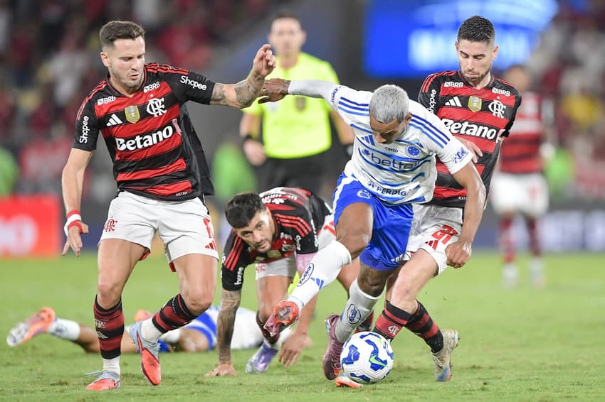 Duelo entre Flamengo e Cruzeiro (Foto: Thiago Ribeiro/AGIF)