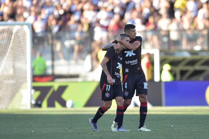 Camutanga e Cantalapiedra comemoram gol do Vitória contra o Vasco em São Januário (Foto: Thiago Ribeiro/AGIF)