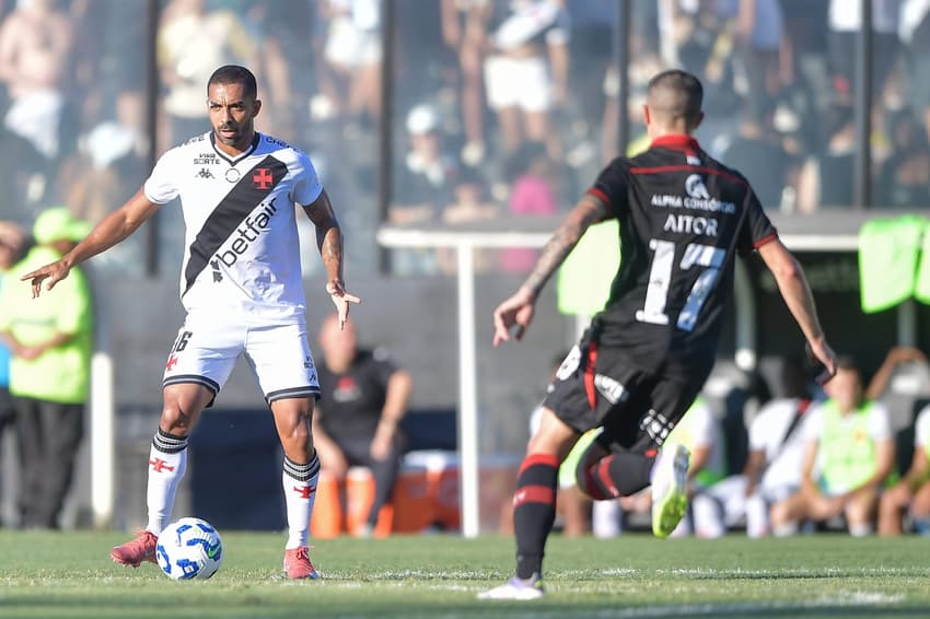 Paulo Henrique e Cantalapiedra em ação durante Vasco x Vitória (Foto: Thiago Ribeiro/AGIF)