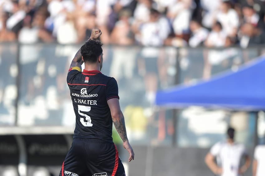 Lucas Halter comemora gol da virada do Vitória (Foto: Thiago Ribeiro/AGIF)