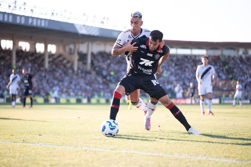 Puma Rodríguez e Raúl Cáceres em Vasco x Vitória (Foto: Jorge Rodrigues/AGIF)