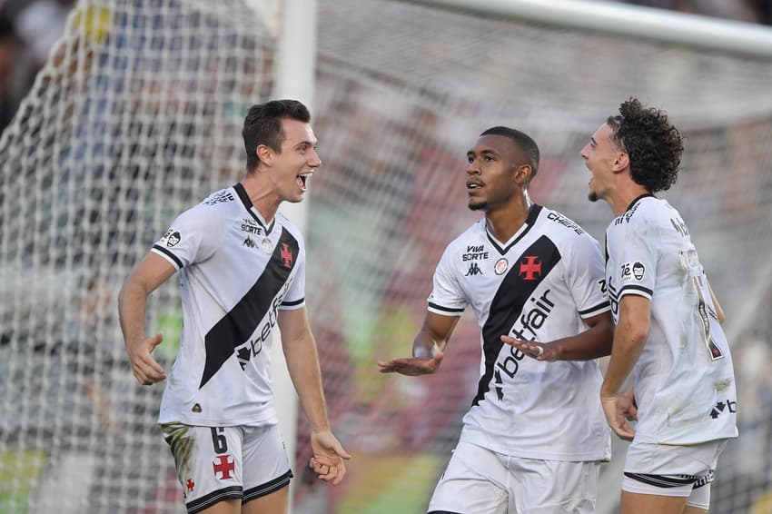 Rayan comemora seu segundo gol contra o Vitória (Foto: Thiago Ribeiro/AGIF)