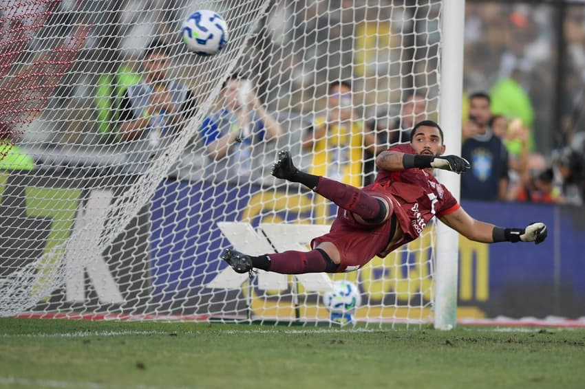 Lucas Arcanjo vê a bola entrar de mansinho contra o Vasco (Foto: Thiago Ribeiro/AGIF)