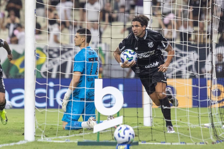 Ceará venceu o Santos por 3 a 0 (Foto: Lucas Emanuel/AGIF)