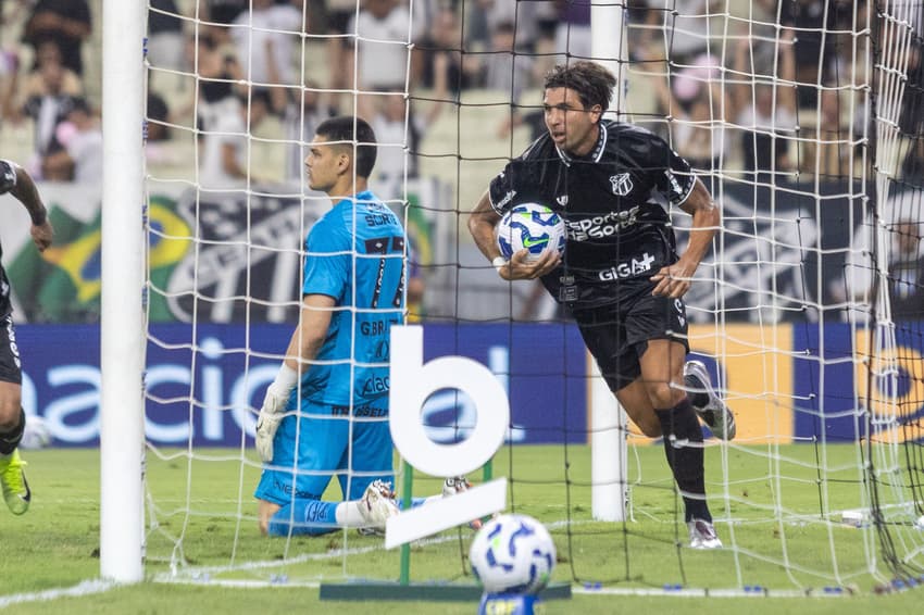 Ceará venceu o Santos por 3 a 0 (Foto: Lucas Emanuel/AGIF)