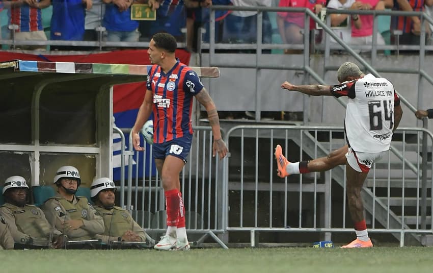 Wallace Yan durante Bahia x Flamengo (Foto: Jhony Pinho/AGIF)