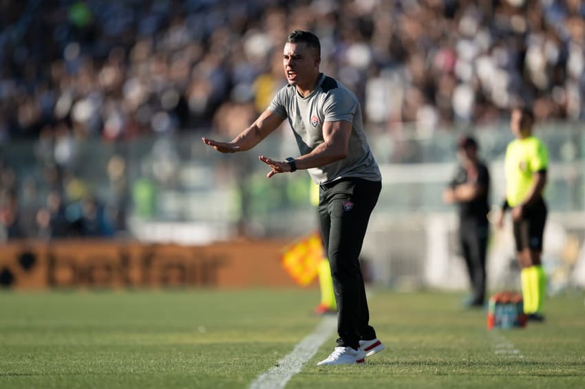 Jair Ventura comanda o Vitória em São Januário (Foto: Jorge Rodrigues/AGIF)