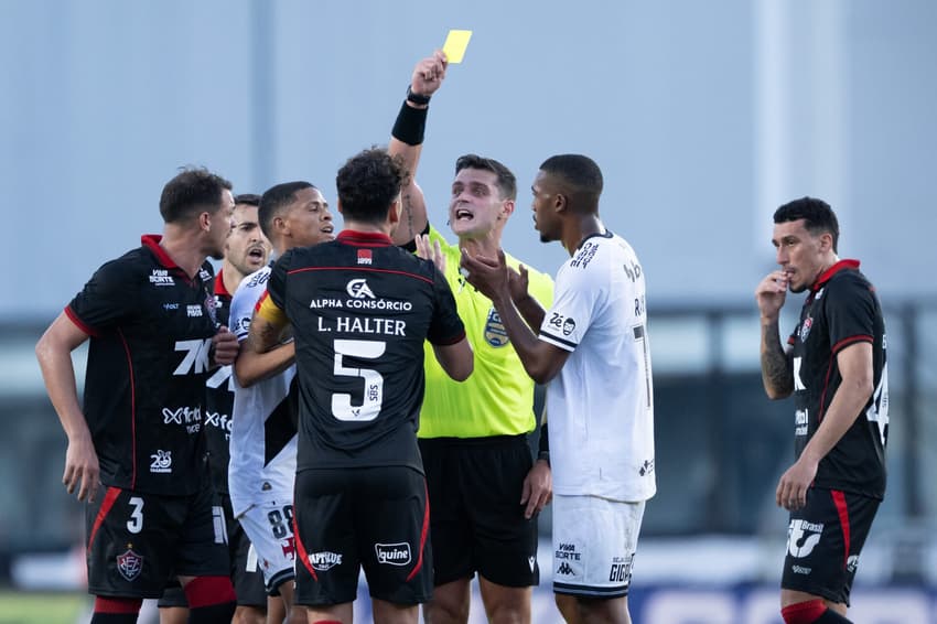 Árbitro Fernando Antônio Mendes dá cartão amarelo para Lucas Halter (Foto: Jorge Rodrigues/AGIF)