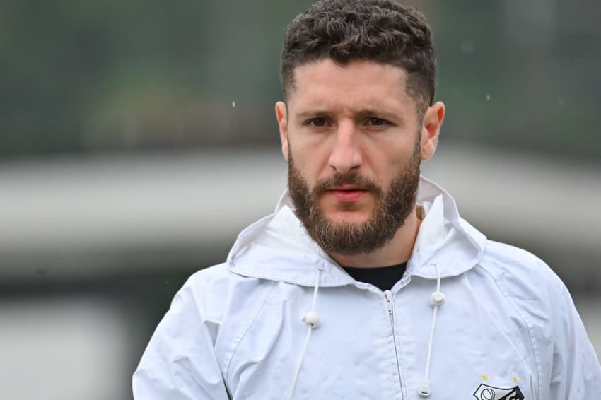 Zé Rafael acumula 19 jogos com a camisa do Santos nesta temporada. (Foto: Jota Erre/AGIF)