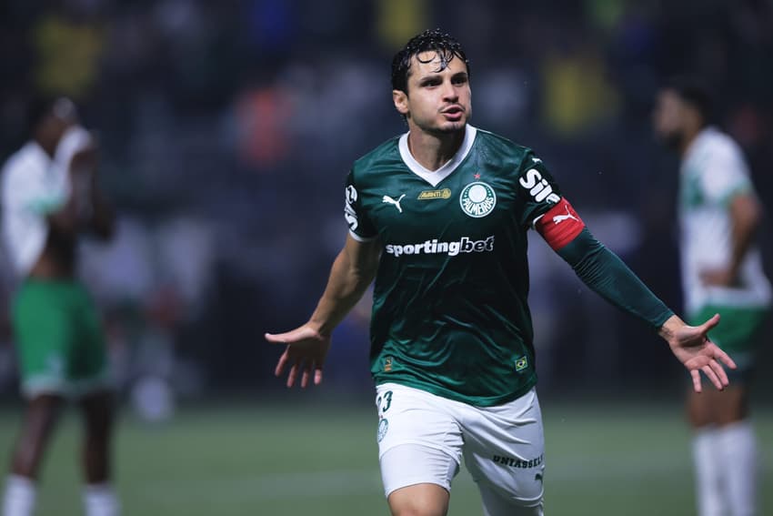 Raphael Veiga comemora gol contra o Juventude (Foto: Ettore Chiereguini/AGIF)
