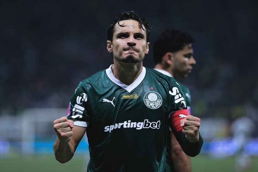 Veiga comemora gol marcado com a camisa do Palmeiras (Foto: Ettore Chiereguini/AGIF)