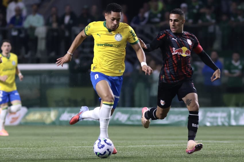 Vitor Roque disputa bola com Gabriel em Palmeiras x Bragantino (Foto: Marcello Zambrana/AGIF)
