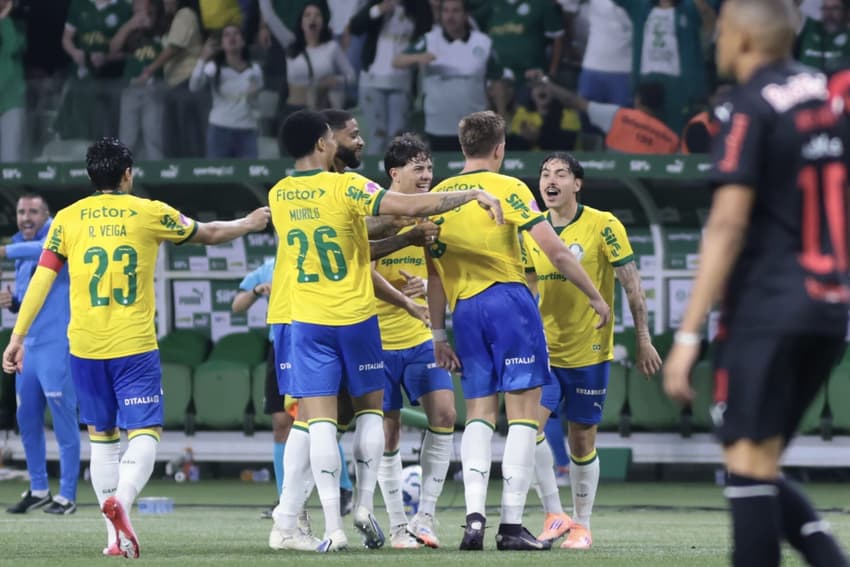 Bruno Fuchs comemora gol de empate do Palmeiras, com seus companheiros (Foto: Marcello Zambrana/AGIF)