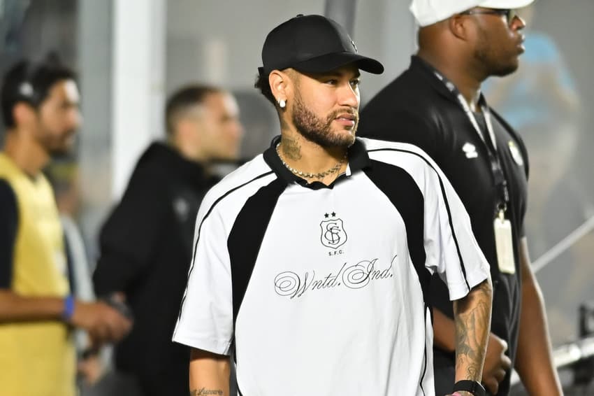 Neymar acompanha jogo do Santos na Vila Belmiro enquanto se recupera de lesão. (Foto: Jota Erre/AGIF)