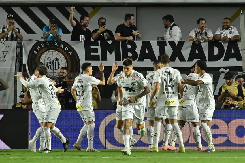 Zé Rafael marca o primeiro gol com a camisa do Santos no clássico contra o Corinthians. (Foto: Jota Erre/AGIF)