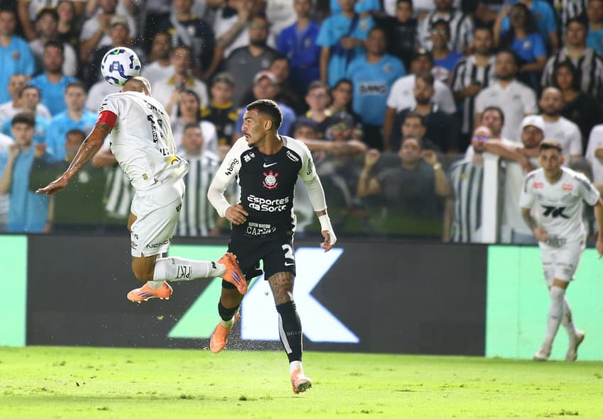 Corinthians não conseguiu ter o controle do jogo e foi derrotado pelo Santos (Foto: Mauricio De Souza/AGIF)