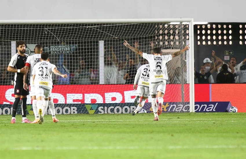 Rollheiser marcou o terceiro gol de pênalti para o Santos no duelo contra o Corinthians. (Foto: Mauricio De Souza/AGIF)