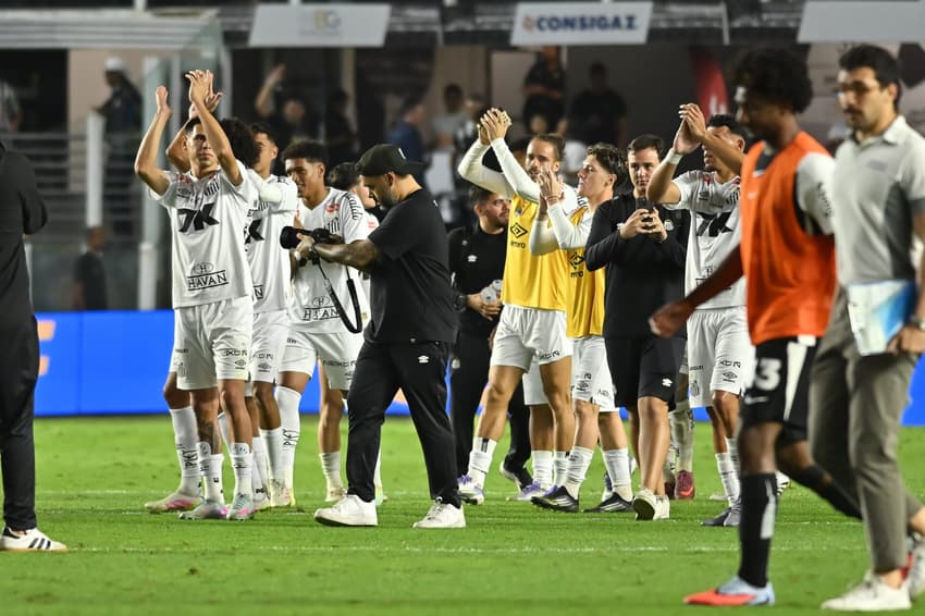 Jogadores do Santos são aplaudidos pela torcida após vitória no clássico contra o Corinthians. (Foto: Jota Erre/AGIF)