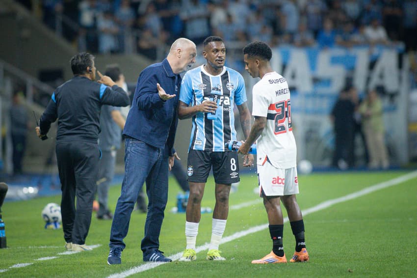 Mano elogiou Edenilson (Foto: Maxi Franzoi/AGIF)