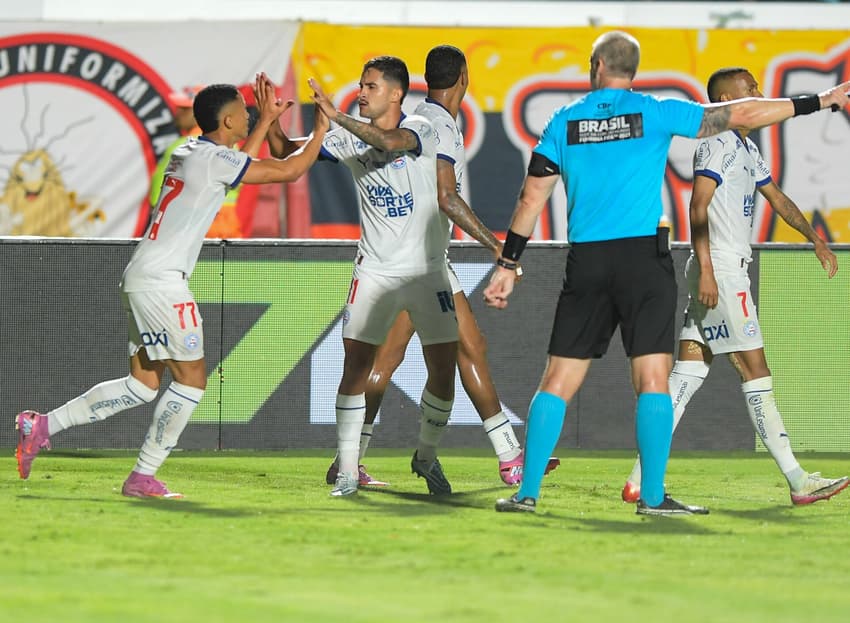 Nestor e Tiago comemoram gol de empate do Bahia (Foto: Jhony Pinho/AGIF)
