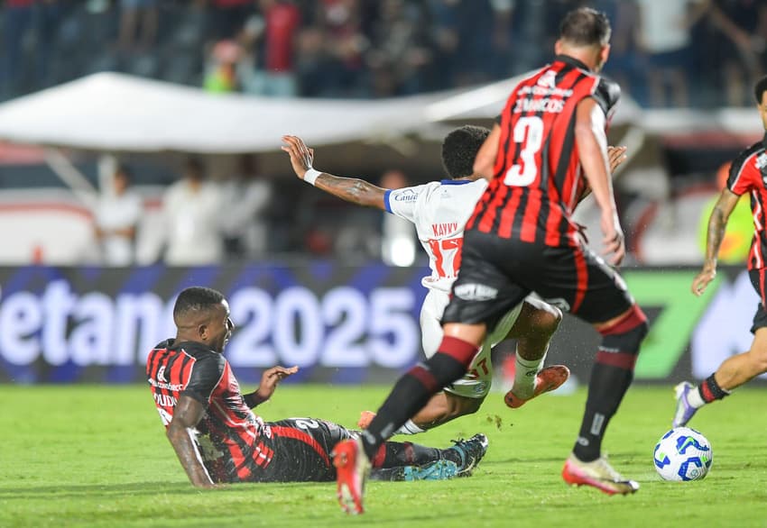 Momento da falta de Dudu em Kayky (Foto: Jhony Pinho/AGIF)