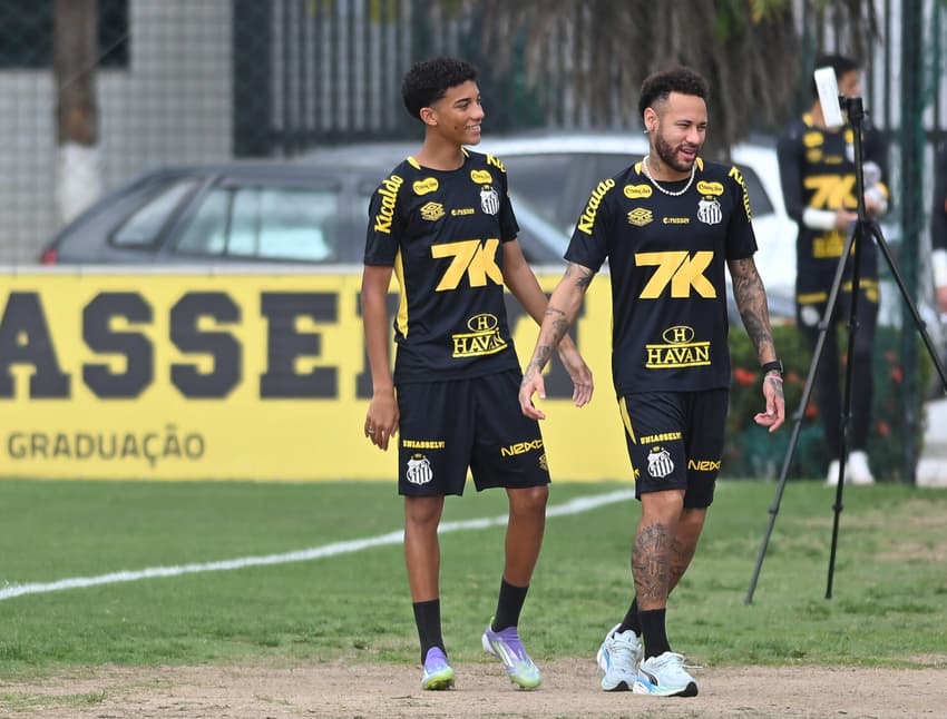 Neymar ao lado de Robinho Jr. no CT Rei Pelé, em Santos. (Foto: Jota Erre/AGIF)