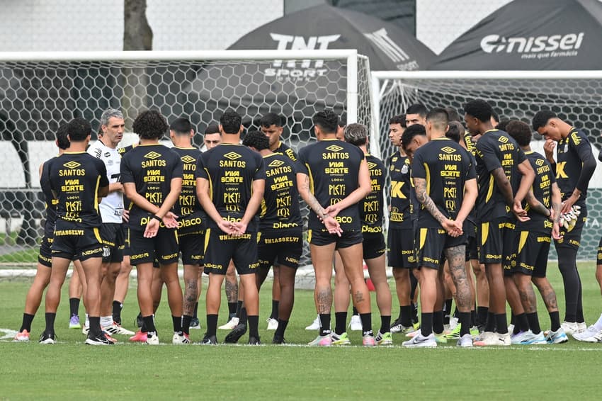 Elenco do Santos treina no CT Rei Pelé. (Foto: Jota Erre/AGIF)