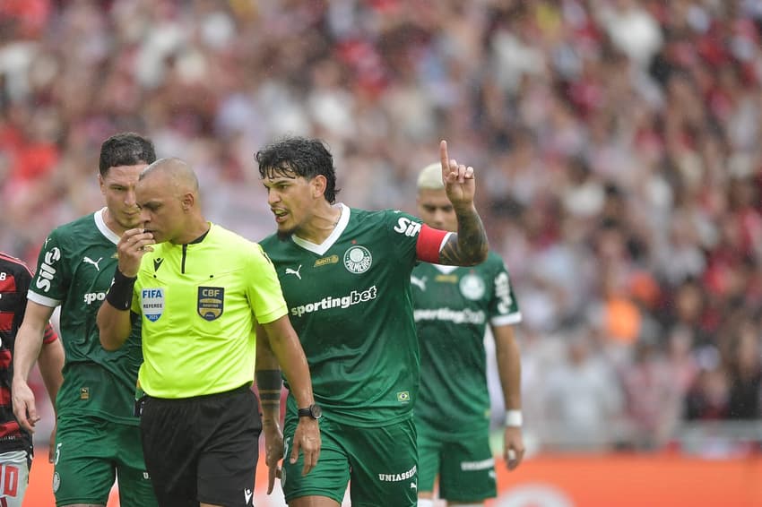 Gustavo Gómez, zagueiro do Palmeiras, questiona arbitragem de Wilton Pereira Sampaio na derrota por 3 a 2 para o Flamengo, no Maracanã, pelo Campeonato Brasileiro (Foto: Thiago Ribeiro/AGIF)