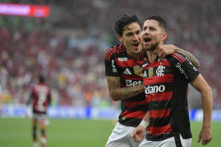Pedro sofreu a falta que originou o 3º gol do Flamengo (Foto: Thiago Ribeiro/AGIF)
