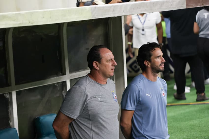 Rogério Ceni e seu auxiliar Charles na Arena Fonte Nova (Foto: Marcio Jose/AGIF)