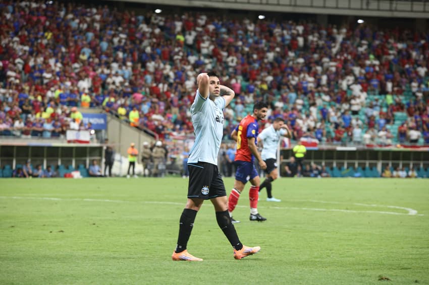 Aravena lamenta chance perdida pelo Grêmio (Foto: Marcio Jose/AGIF)