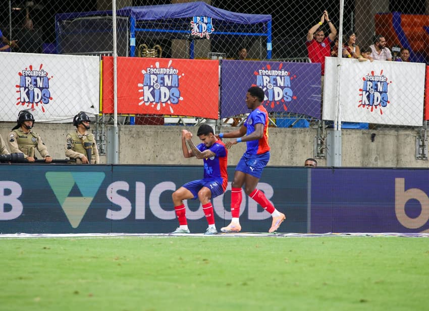 Nestor comemora quarto gol do Bahia contra o Grêmio (Foto: Marcio Jose/AGIF)