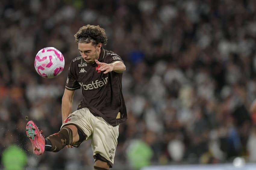 Nuno Moreira após o gol em Vasco x Fluminense (Foto: Thiago Ribeiro/AGIF)