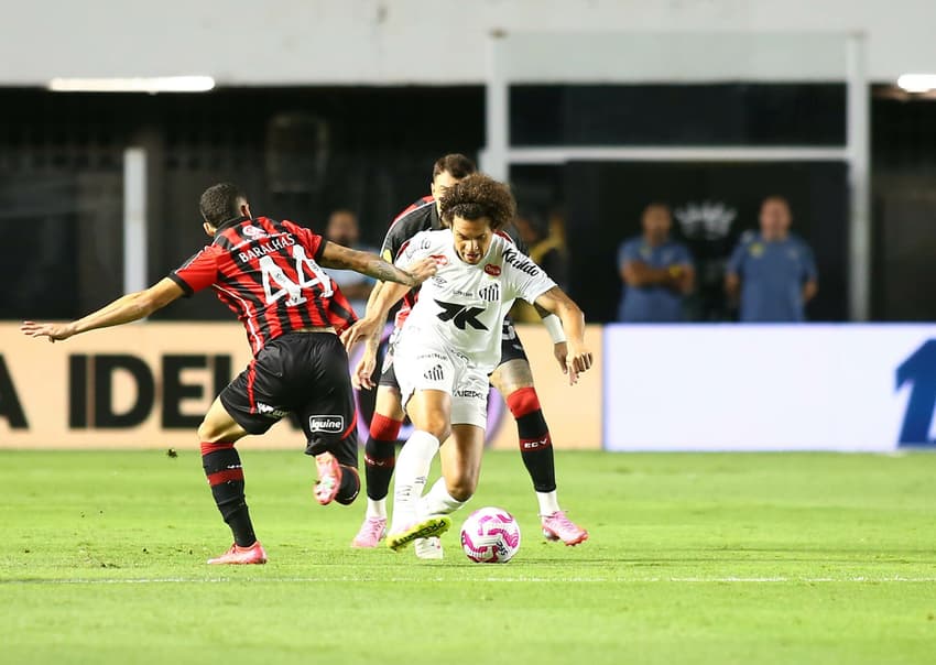 Willian Arão participa da derrota para o Vitória por 1 a 0, na Vila Belmiro. (Foto: Mauricio De Souza/AGIF)