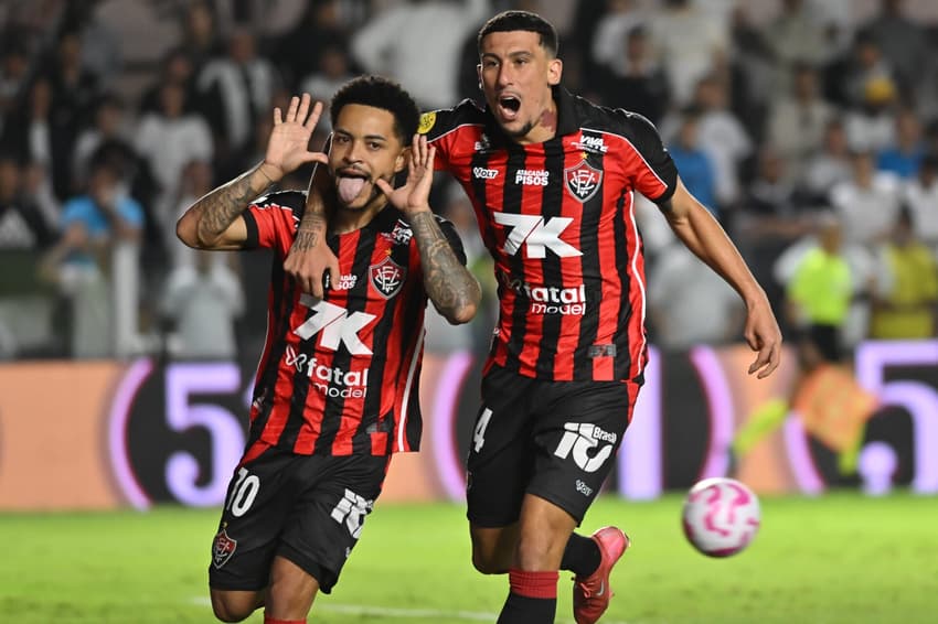 Matheuzinho comemora gol contra o Santos (Foto: Jota Erre/AGIF)