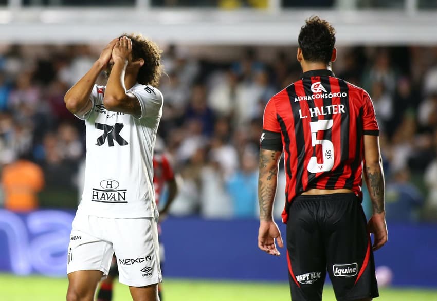 Willian Arão lamenta derrota do Santos na Vila Belmiro. (Foto: Mauricio De Souza/AGIF)