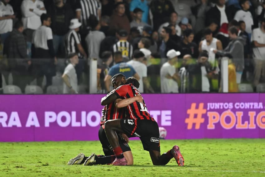 Jogadores do Vitória comemoram os três pontos diante do Santos (Foto: Jota Erre/AGIF)
