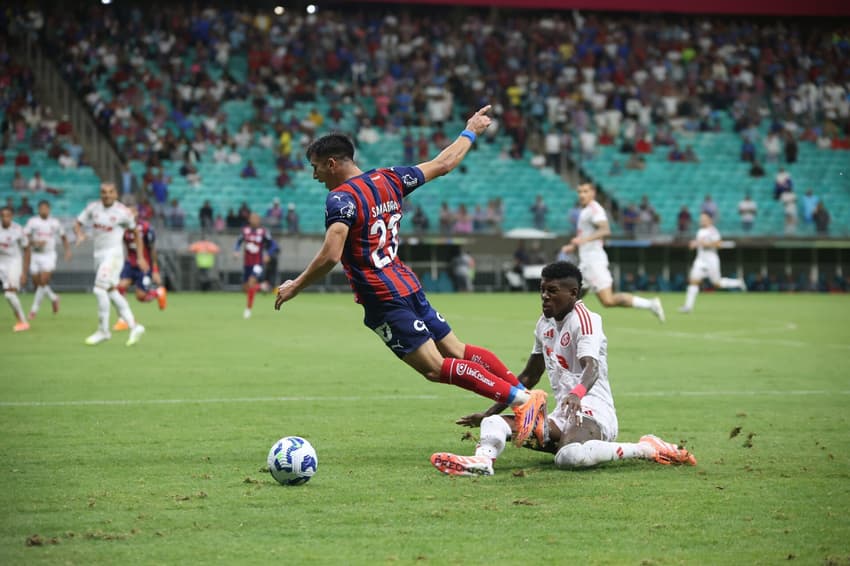 Bahia x Internacional - Campeonato Brasileiro 2025 - Vitão sente lesão no joelho esquerdo