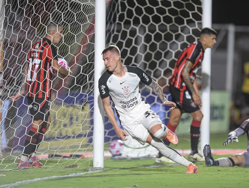 Charles faz único gol do Corinthians no Barradão (Foto: Jhony Pinho/AGIF)